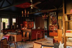 Nostalgie Show Bar — нічний клуб та шоу-бар