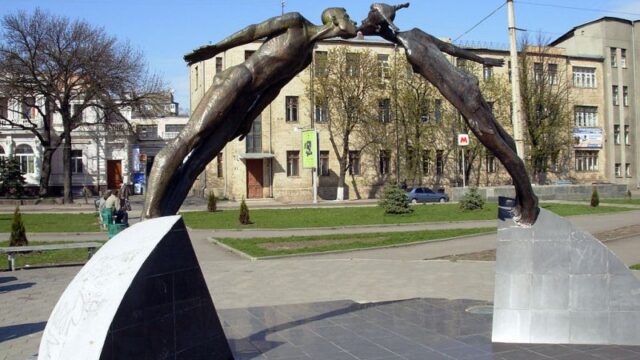 The Lovers Monument,