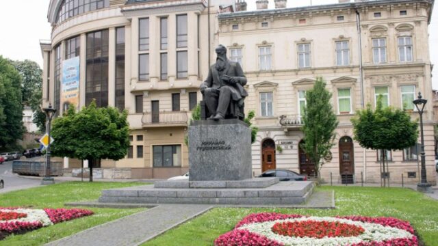 Пам’ятник Михайлу Грушевському