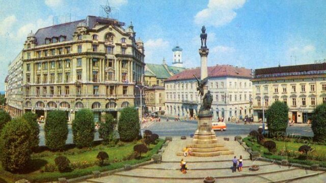 Площа Міцкевича.