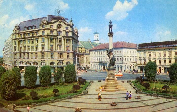Площа Міцкевича.
